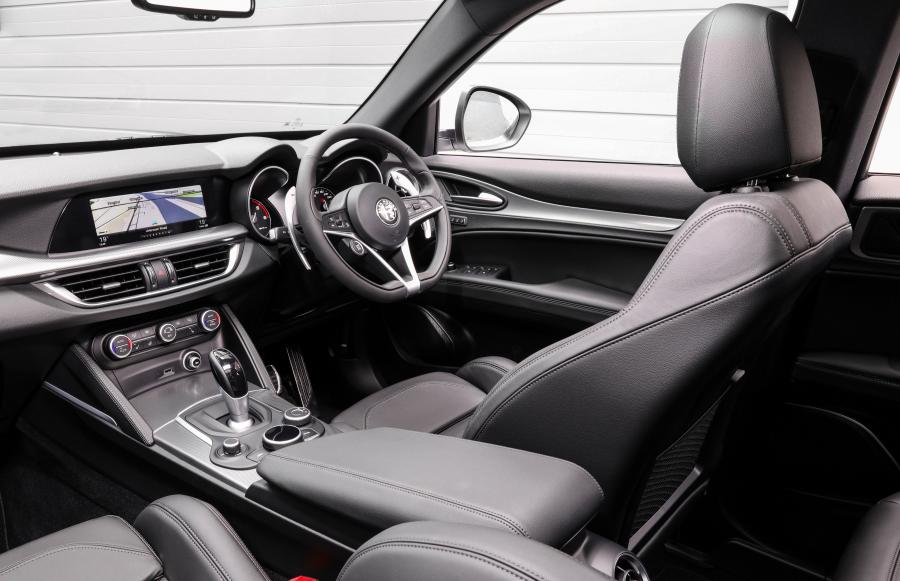 Интерьер Alfa Romeo Stelvio (949) 2018 года  (AU) (фото 4 из 40)